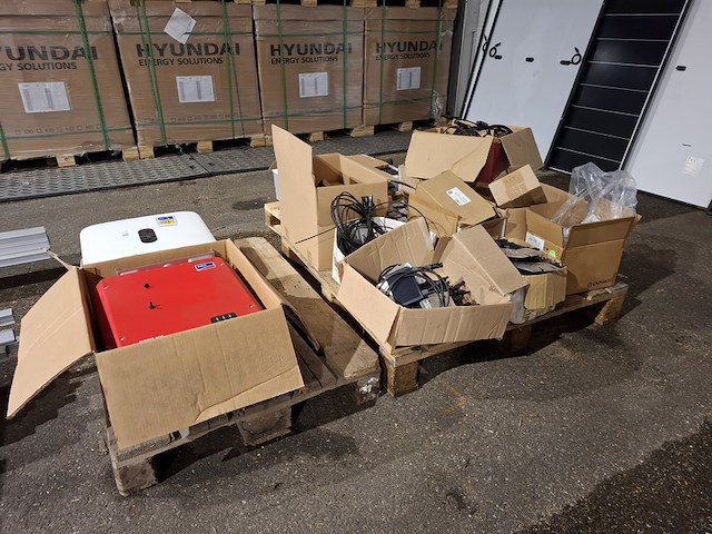 Partij zonnepaneel toebehoren o.a. huawei, sma, solar edge - afbeelding 1 van  19