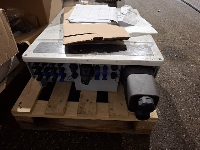 Partij zonnepaneel toebehoren o.a. huawei, sma, solar edge - afbeelding 18 van  19