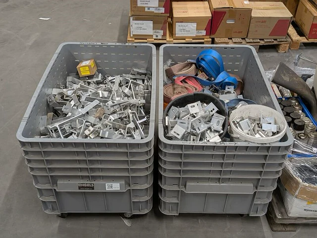 Partij zonnepaneelbeugels, in 2x verrijdbare palletbox - afbeelding 1 van  5