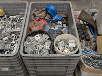 Partij zonnepaneelbeugels, in 2x verrijdbare palletbox - afbeelding 2 van  5