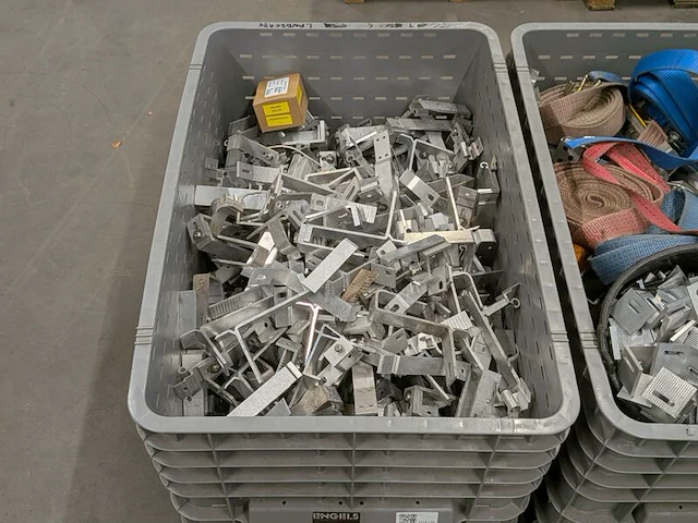 Partij zonnepaneelbeugels, in 2x verrijdbare palletbox - afbeelding 3 van  5