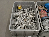 Partij zonnepaneelbeugels, in 2x verrijdbare palletbox - afbeelding 3 van  5