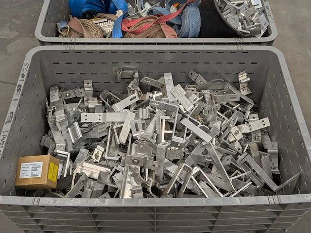 Partij zonnepaneelbeugels, in 2x verrijdbare palletbox - afbeelding 4 van  5