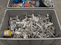 Partij zonnepaneelbeugels, in 2x verrijdbare palletbox - afbeelding 4 van  5