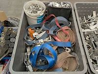 Partij zonnepaneelbeugels, in 2x verrijdbare palletbox - afbeelding 5 van  5