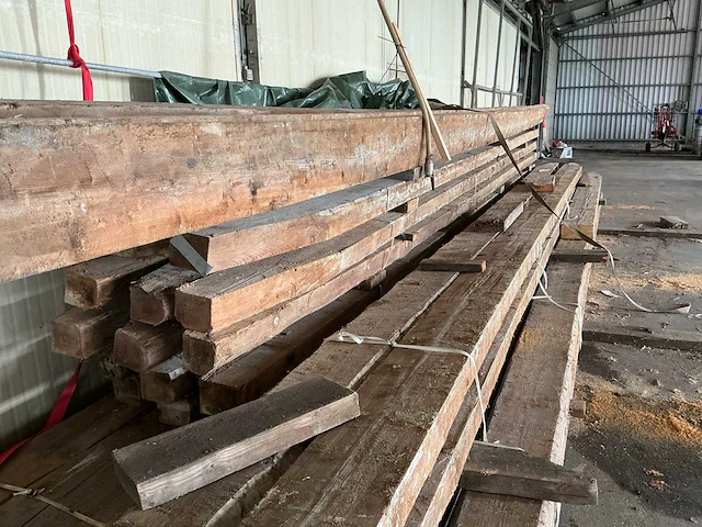 Partij zwaar constructiehout en gelamineerde houten balken – 47 stuks – kopmaat tot ca. 310 × 175 mm – lengte tot ca. 10,05 m - afbeelding 2 van  10