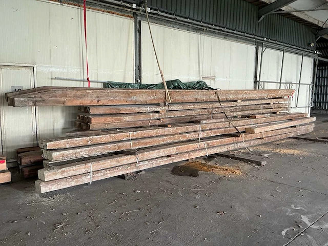 Partij zwaar constructiehout en gelamineerde houten balken – 47 stuks – kopmaat tot ca. 310 × 175 mm – lengte tot ca. 10,05 m - afbeelding 1 van  10