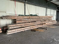 Partij zwaar constructiehout en gelamineerde houten balken – 47 stuks – kopmaat tot ca. 310 × 175 mm – lengte tot ca. 10,05 m