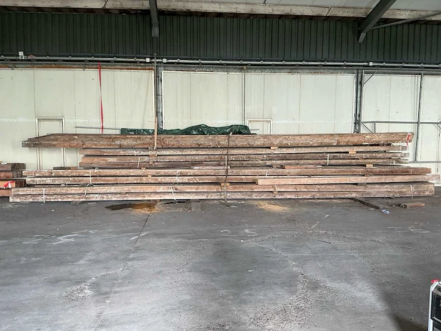 Partij zwaar constructiehout en gelamineerde houten balken – 47 stuks – kopmaat tot ca. 310 × 175 mm – lengte tot ca. 10,05 m - afbeelding 3 van  10