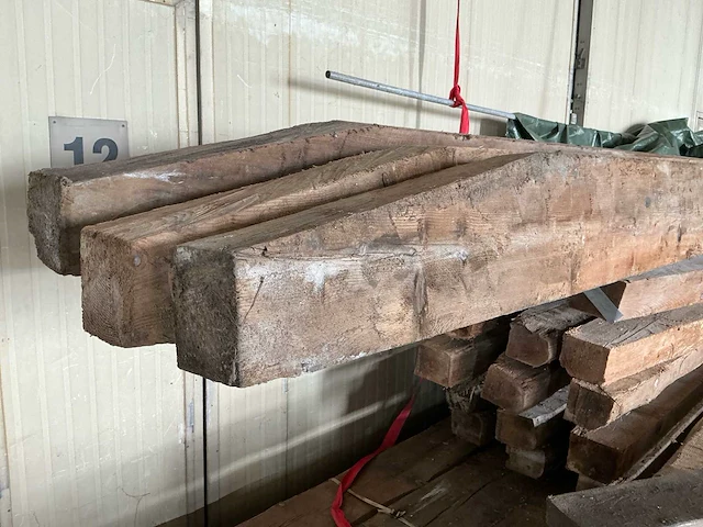Partij zwaar constructiehout en gelamineerde houten balken – 47 stuks – kopmaat tot ca. 310 × 175 mm – lengte tot ca. 10,05 m - afbeelding 8 van  10