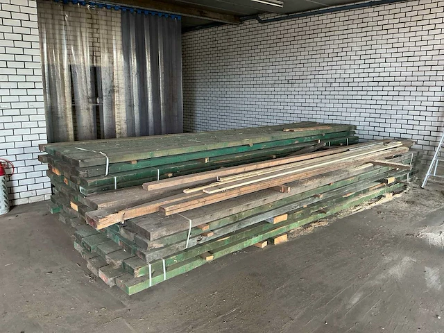 Partij zwaar houten balkhout – 207 stuks – ca. 20,6 m³ – lengtes tot 5,9 m - afbeelding 1 van  10