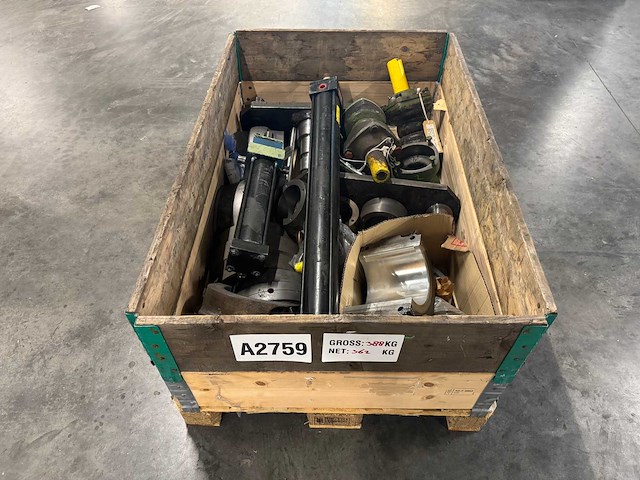 Partij zware machine-onderdelen - cilinders/actuators, flenzen en bussen - afbeelding 1 van  6