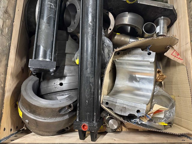 Partij zware machine-onderdelen - cilinders/actuators, flenzen en bussen - afbeelding 2 van  6