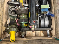 Partij zware machine-onderdelen - cilinders/actuators, flenzen en bussen - afbeelding 3 van  6