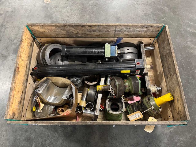 Partij zware machine-onderdelen - cilinders/actuators, flenzen en bussen - afbeelding 4 van  6