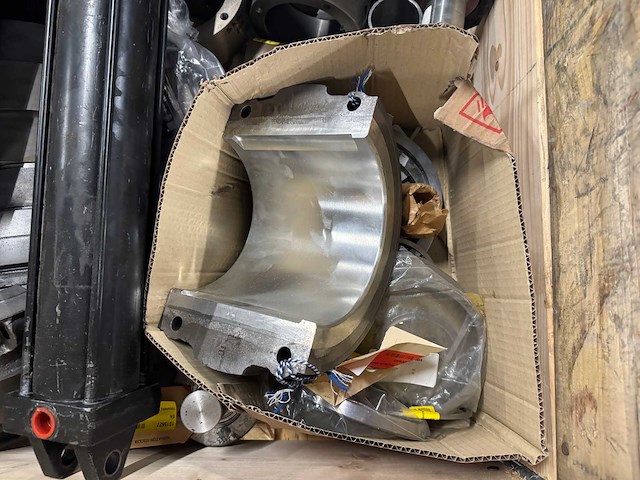 Partij zware machine-onderdelen - cilinders/actuators, flenzen en bussen - afbeelding 5 van  6