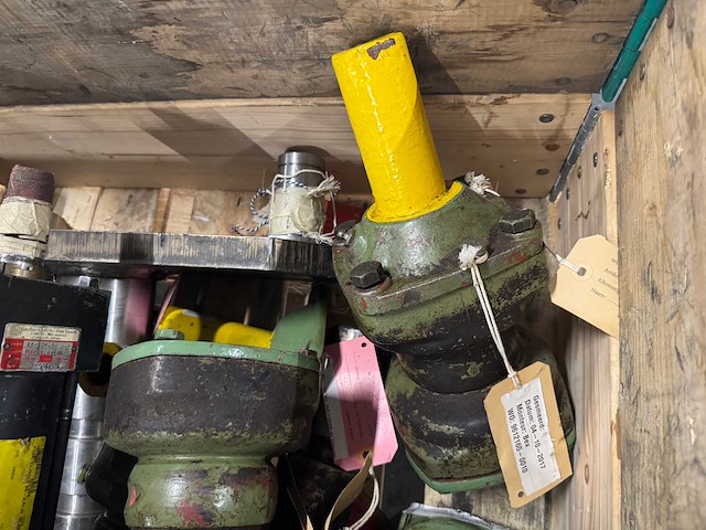 Partij zware machine-onderdelen - cilinders/actuators, flenzen en bussen - afbeelding 6 van  6