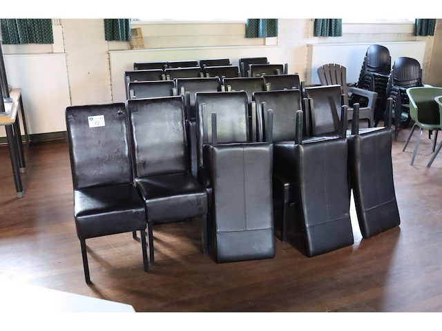 Partij zwarte kunstlederen stoelen 32stuks - afbeelding 1 van  1