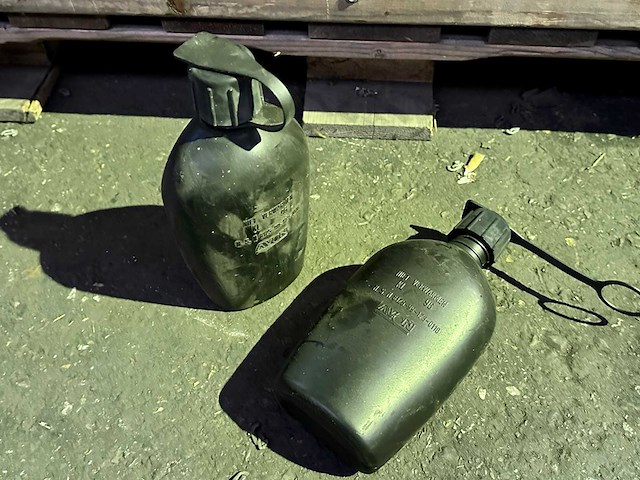 Partij zwarte kunststof veldflessen - afbeelding 1 van  3