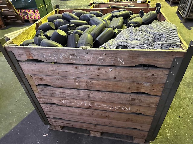 Partij zwarte kunststof veldflessen - afbeelding 2 van  3