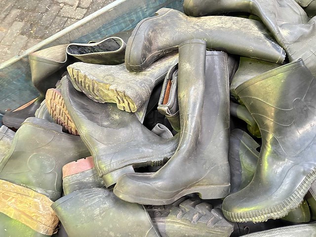 Partij zwarte laarzen en kisten - afbeelding 1 van  4