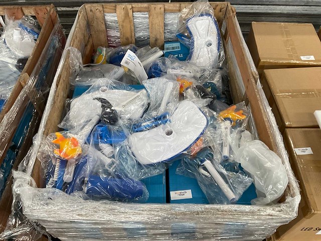 Partij zwembad toebehoren in pallet - afbeelding 1 van  3