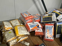Partij zwemvesten, kledingzakken en thermische zakken - afbeelding 1 van  6