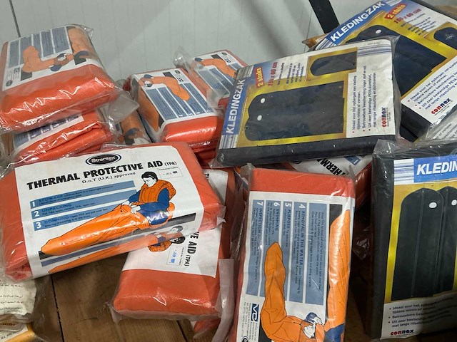 Partij zwemvesten, kledingzakken en thermische zakken - afbeelding 3 van  6