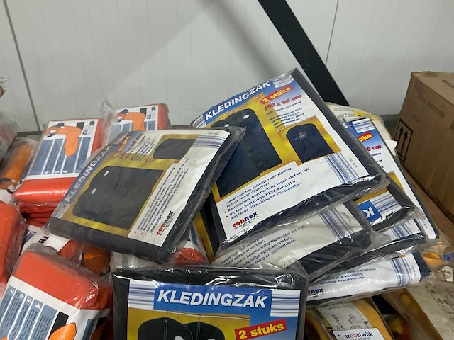 Partij zwemvesten, kledingzakken en thermische zakken - afbeelding 4 van  6