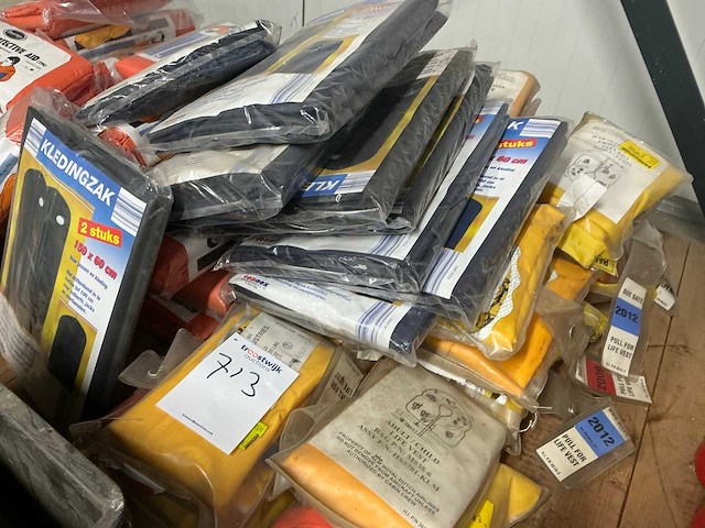 Partij zwemvesten, kledingzakken en thermische zakken - afbeelding 5 van  6