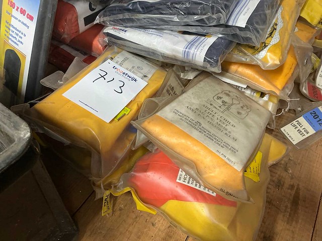 Partij zwemvesten, kledingzakken en thermische zakken - afbeelding 6 van  6