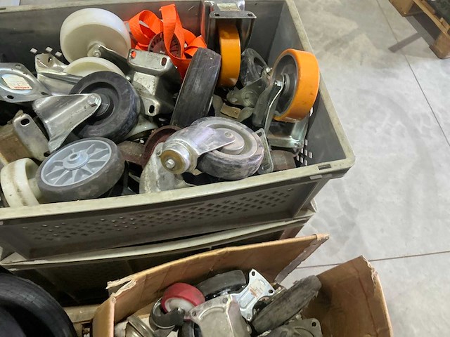 Partij zwenk en bokwielen - afbeelding 3 van  3