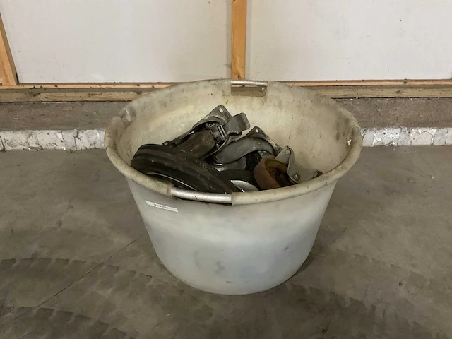 Partij zwenkwielen en bokwielen - afbeelding 1 van  3