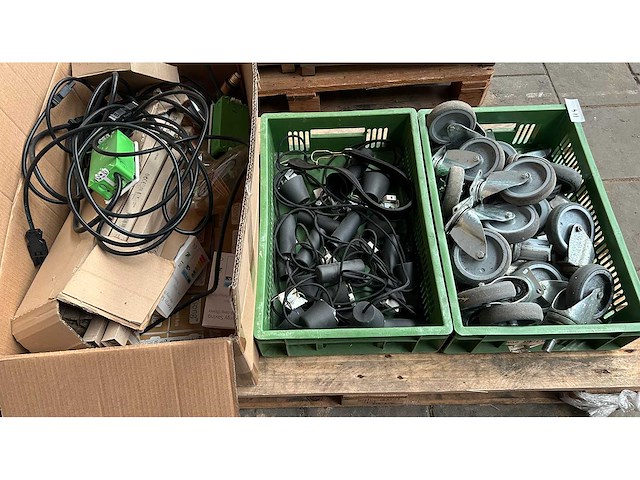 Partij zwenkwielen en verlichting - afbeelding 1 van  6