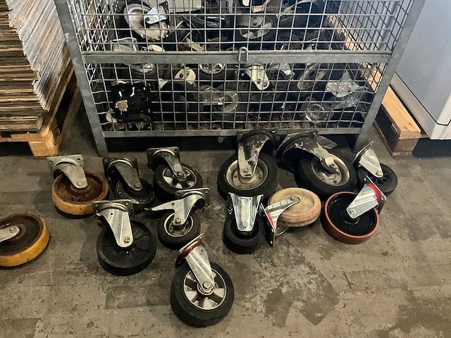 Partij (zwenk)wielen in diverse maten circa 50 stuks - afbeelding 1 van  6