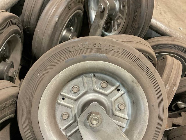 Partij zwenkwielen - afbeelding 4 van  4