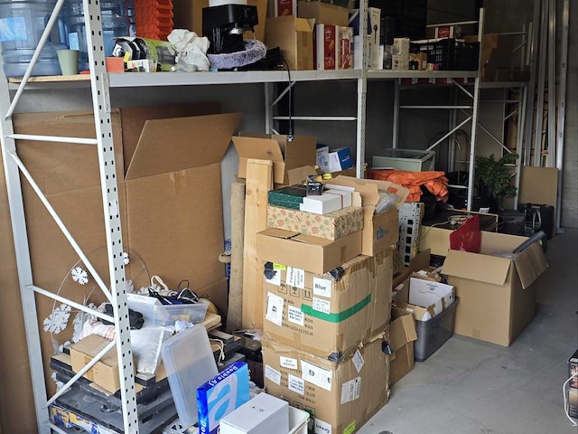 Partijhandel | complete inhoud van 3 stellingvakken met gereedschap, elektronica, horeca-artikelen en diversen - afbeelding 1 van  87