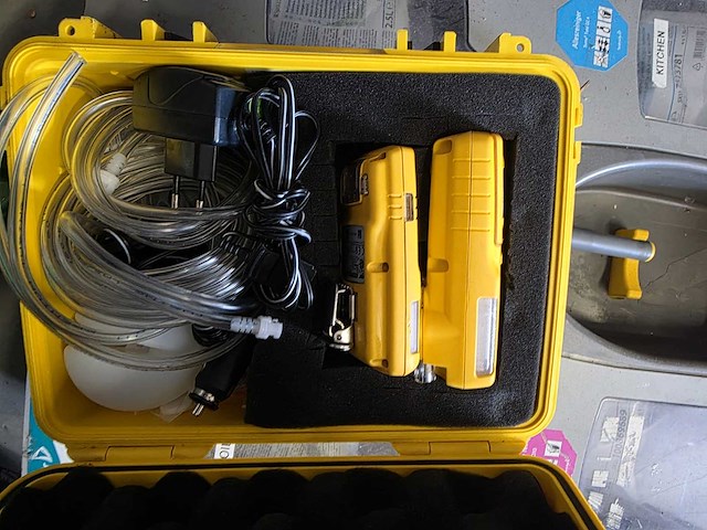 Partijhandel | complete inhoud van 3 stellingvakken met gereedschap, elektronica, horeca-artikelen en diversen - afbeelding 12 van  87