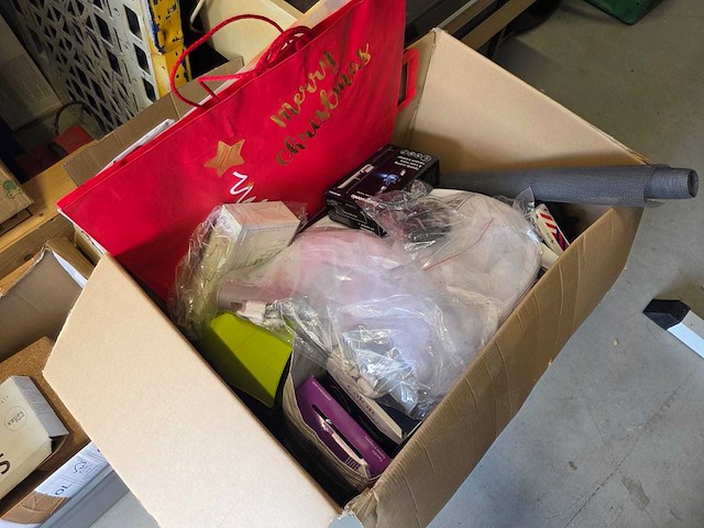 Partijhandel | complete inhoud van 3 stellingvakken met gereedschap, elektronica, horeca-artikelen en diversen - afbeelding 24 van  87