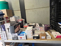 Partijhandel | complete inhoud van 3 stellingvakken met gereedschap, elektronica, horeca-artikelen en diversen - afbeelding 44 van  87