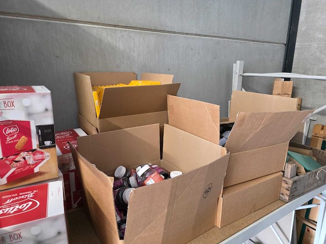 Partijhandel | complete inhoud van 3 stellingvakken met gereedschap, elektronica, horeca-artikelen en diversen - afbeelding 49 van  87