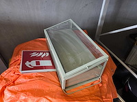 Partijhandel | complete inhoud van 3 stellingvakken met gereedschap, elektronica, horeca-artikelen en diversen - afbeelding 63 van  87