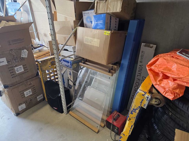 Partijhandel | complete inhoud van 3 stellingvakken met gereedschap, elektronica, horeca-artikelen en diversen - afbeelding 68 van  87