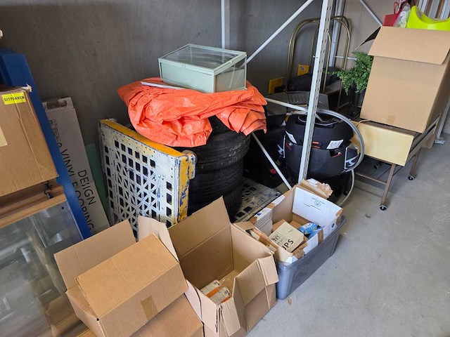 Partijhandel | complete inhoud van 3 stellingvakken met gereedschap, elektronica, horeca-artikelen en diversen - afbeelding 83 van  87