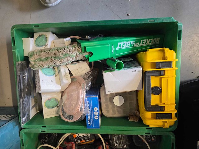 Partijhandel | complete inhoud van 3 stellingvakken met gereedschap, elektronica, horeca-artikelen en diversen - afbeelding 78 van  87