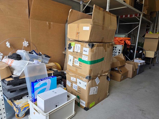 Partijhandel | complete inhoud van 3 stellingvakken met gereedschap, elektronica, horeca-artikelen en diversen - afbeelding 3 van  82