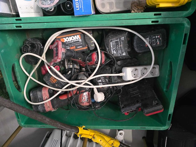 Partijhandel | complete inhoud van 3 stellingvakken met gereedschap, elektronica, horeca-artikelen en diversen - afbeelding 33 van  82