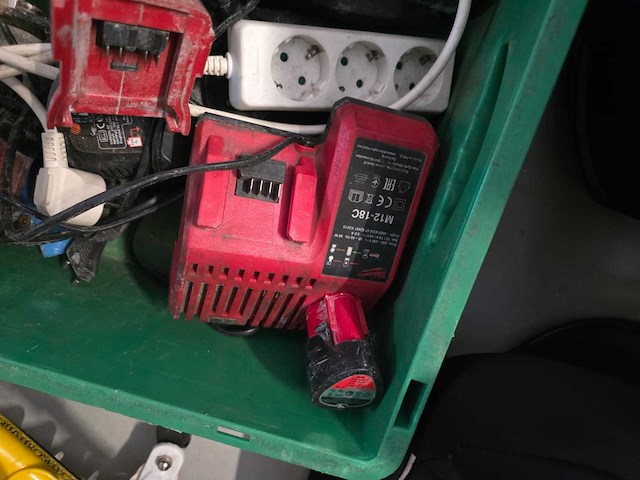 Partijhandel | complete inhoud van 3 stellingvakken met gereedschap, elektronica, horeca-artikelen en diversen - afbeelding 36 van  82