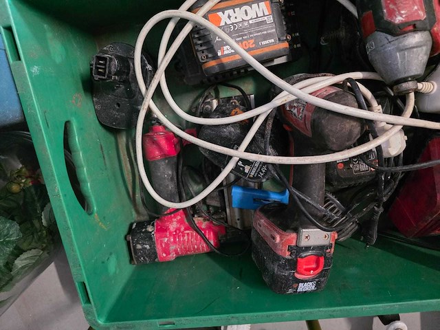 Partijhandel | complete inhoud van 3 stellingvakken met gereedschap, elektronica, horeca-artikelen en diversen - afbeelding 38 van  82