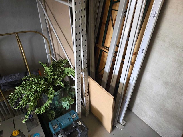 Partijhandel | complete inhoud van 3 stellingvakken met gereedschap, elektronica, horeca-artikelen en diversen - afbeelding 45 van  82